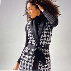 Houndson Vest
White House Black Market